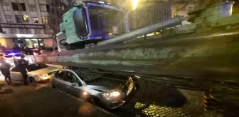 Beşiktaş'ta akılalmaz kaza! Tırın taşıdığı vinç araçların üzerine devrildi