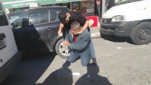 Beyoğlu'nda alacaklısının boğazına yapışıp borcunu tahsil etti! O anlar saniye saniye kamerada