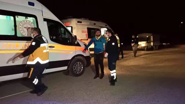 Virajı alamayınca köprüden uçtu .. Dereye uçan arabadan çıkan s, arkadaşını yalnız bırakmadı