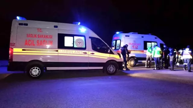 Virajı alamayınca köprüden uçtu .. Dereye uçan arabadan çıkan s, arkadaşını yalnız bırakmadı