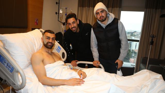Elmacık kemiğine darbe alan Fenerbahçe'nin forveti Serdar Dursun ameliyat oldu