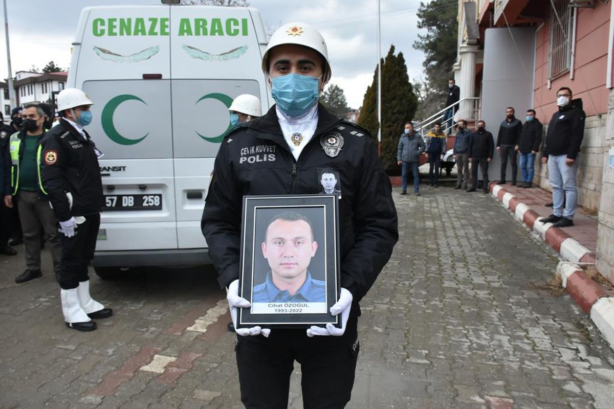 Görevi başında kalp krizi geçiren polis hayatını kaybetti