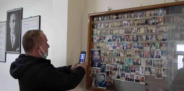 Ölenlerin fotoğrafı 40 yıl çay ocağında toplanıyor