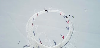 Sporcular karda 'atlı snowboard' yaptı