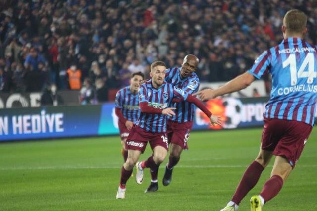Trabzon'da Visca şov! Lider, sahasında Konyaspor'u 2-1 mağlup etti