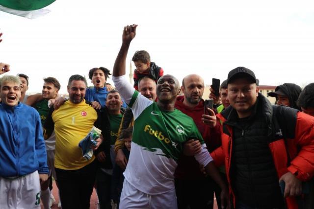 Yattara, 41 yaşında sahalara geri döndü! İşte yeni takımı ve dikkat çeken forma numarası Yattara, 41 yaşında sahalara geri döndü! İşte yeni takımı ve dikkat çeken forma numarası