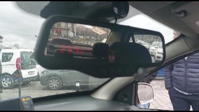 250 TL'lik taksimetre ücretinden şüphelenen polisler, direksiyon altında düğme buldu