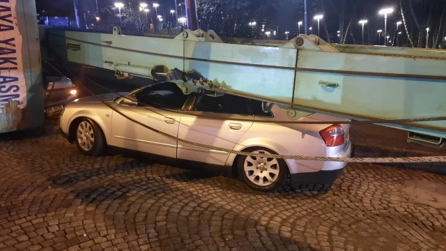 Beşiktaş'ta akılalmaz kaza, tırın taşıdığı vinç araçların üzerine devrildi