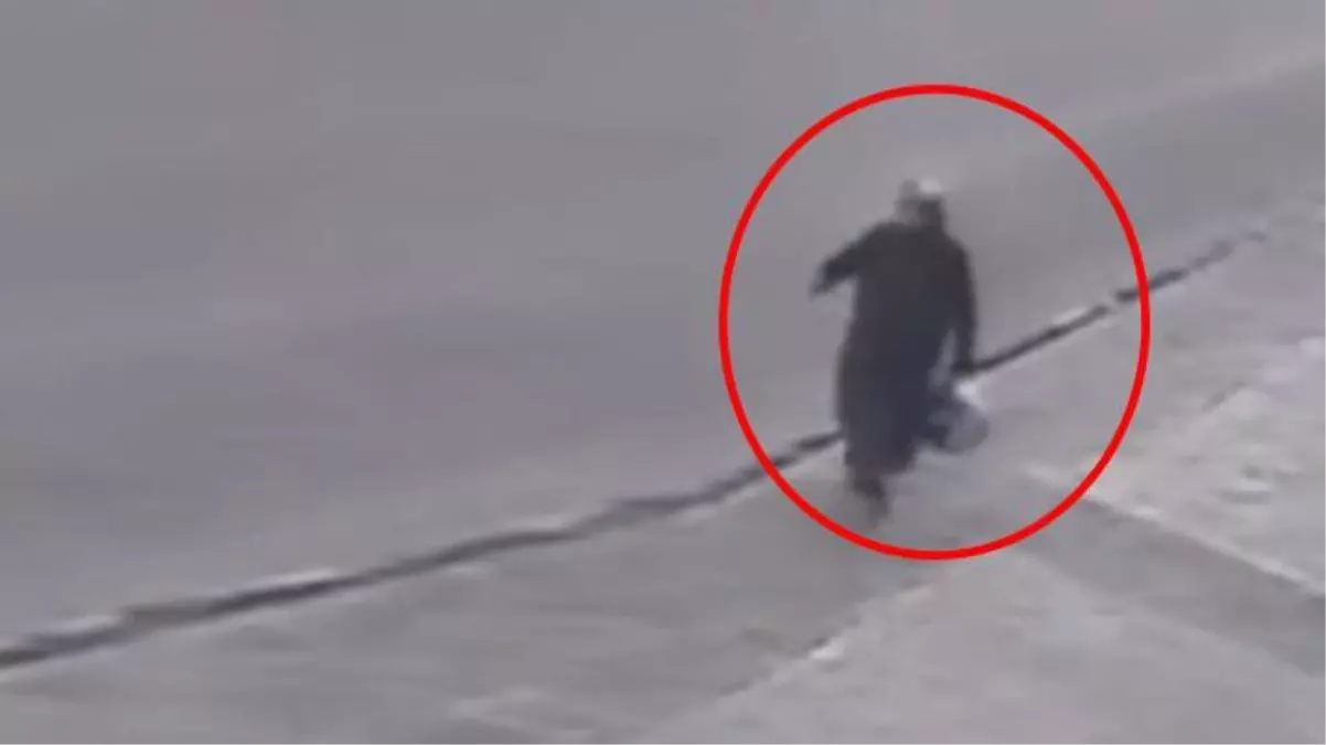 Çantası çalınan yaşlı kadın, çaresizce hırsızın peşinden koştu! Kapkaç anı kamerada