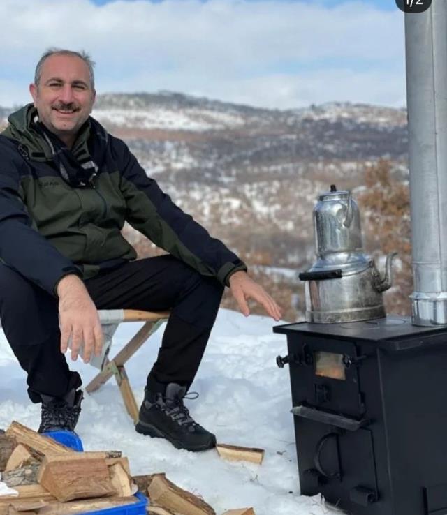 Eski Adalet Bakanı Abdulhamit Gül'den istifa sonrası ilk fotoğraf! Köy hayatı yaşıyor