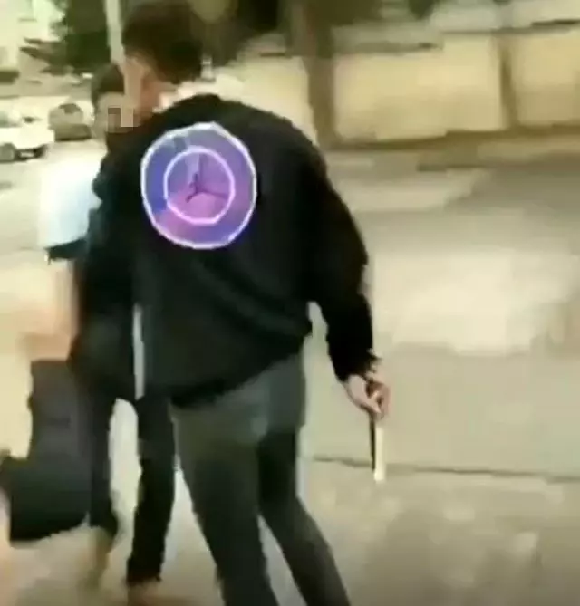 Vicdansızlıkları pes dedirtti! Aralarına aldıkları arkadaşlarına silah çekip, kaskla dövdüler