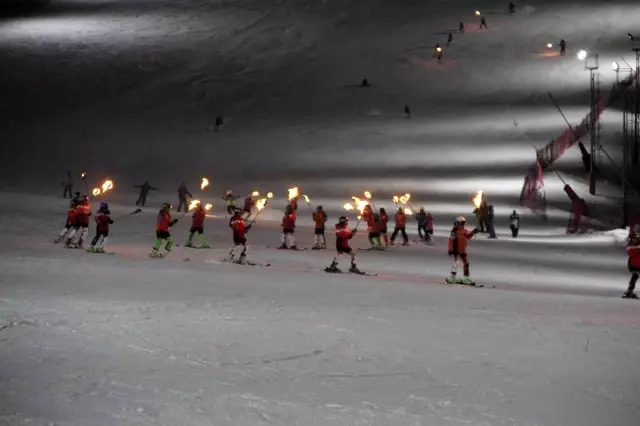 Gündüz Vali, gece kayakçı: Palandöken'de gece kayağının tadını çıkarttılar