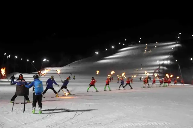 Gündüz Vali, gece kayakçı: Palandöken'de gece kayağının tadını çıkarttılar