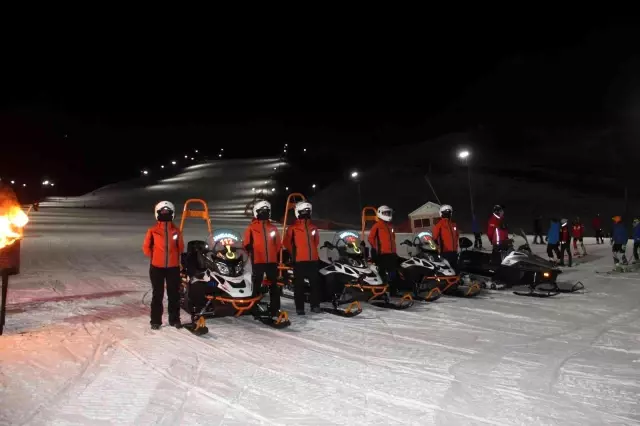 Gündüz Vali, gece kayakçı: Palandöken'de gece kayağının tadını çıkarttılar