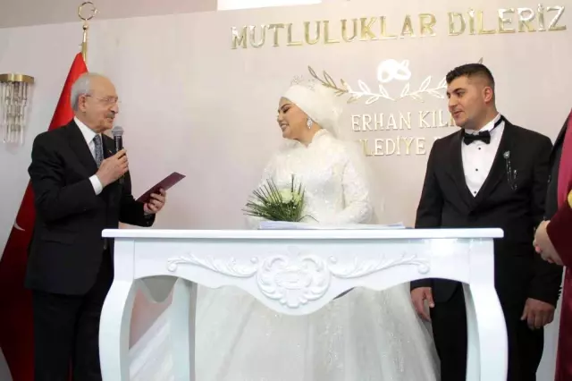 Kılıçdaroğlu nikah şahidi olduğu geline bilezik taktı, tavsiyesi gündem oldu