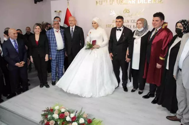 Kılıçdaroğlu nikah şahidi olduğu geline bilezik taktı, tavsiyesi gündem oldu