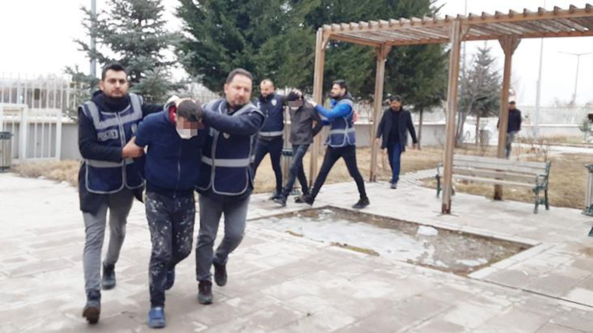 Evinde ölü bulunan kadının katilleri, oğlunun arkadaşları çıktı! Su bahanesi ile gidip boğazını kesmişler