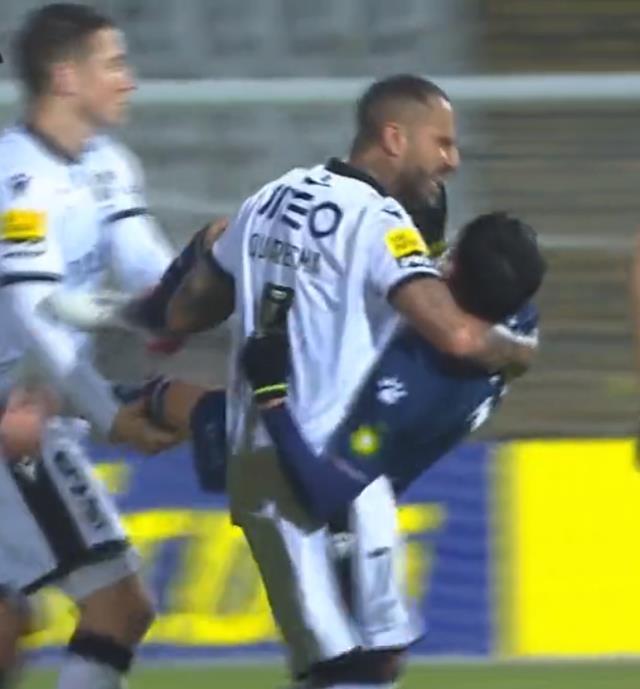 Ricardo Quaresma maça damgasını vurdu: Sakatlanan futbolcuyu kucağında taşıdı Ricardo Quaresma maça damgasını vurdu: Sakatlanan futbolcuyu kucağında taşıdı