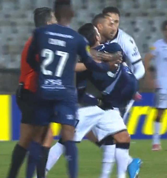 Ricardo Quaresma maça damgasını vurdu: Sakatlanan futbolcuyu kucağında taşıdı Ricardo Quaresma maça damgasını vurdu: Sakatlanan futbolcuyu kucağında taşıdı