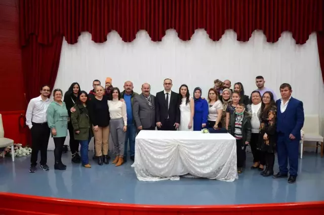 Sevgileri sessiz dünyalarının 'dili' oldu... Engelleri 'Sevgililer Günü'nde kıydıkları nikahla aştılar