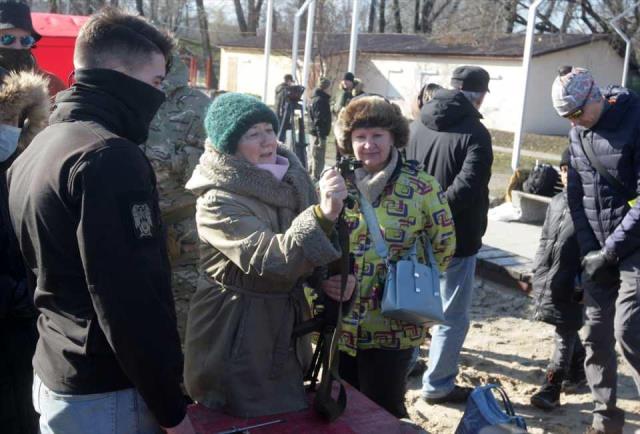 Ukrayna savaşa hazırlanıyor! Ordu, genç yaşlı demeden halka askeri eğitim vermeye devam ediyor