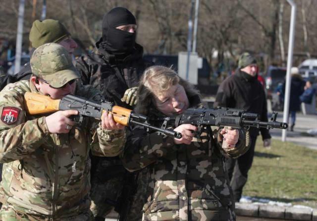 Ukrayna savaşa hazırlanıyor! Ordu, genç yaşlı demeden halka askeri eğitim vermeye devam ediyor