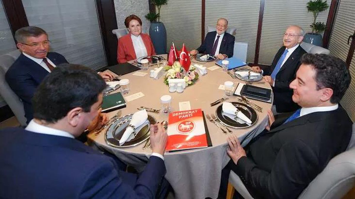 Zirvede gergin anlar! Ahmet Davutoğlu ittifak yerine 'koalisyon protokolü' ismini önerdi, liderler sıcak bakmadı