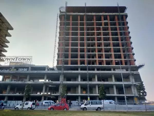 Çalışırken 6. kattan düşen işçi, inşaat demirlerine saplandı