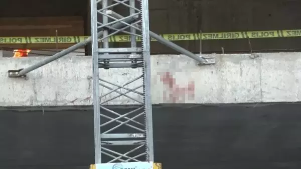 Çalışırken 6. kattan düşen işçi, inşaat demirlerine saplandı