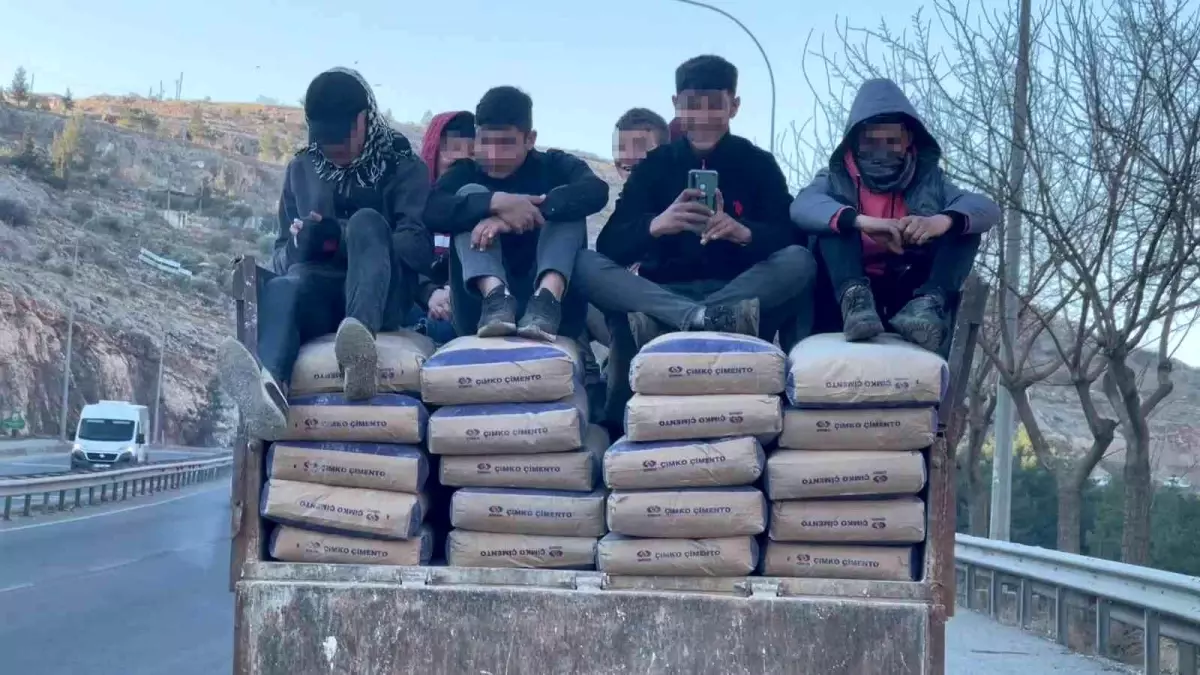 Çimento yüklü traktörde tehlikeli yolculuk