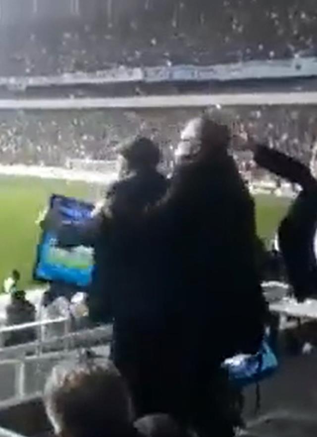 Herkes bu görüntüleri konuşuyor! Murat Sancak, Beşiktaş maçında protokol tribünündeki televizyonu kırdı