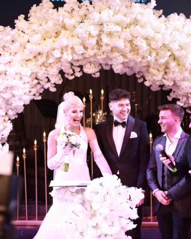 Kafalar grubunu üyesi Atakan Özyurt evlendi! Sosyal medyada beğeni butonu çöktü Kafalar grubunu üyesi Atakan Özyurt evlendi! Sosyal medyada beğeni butonu çöktü