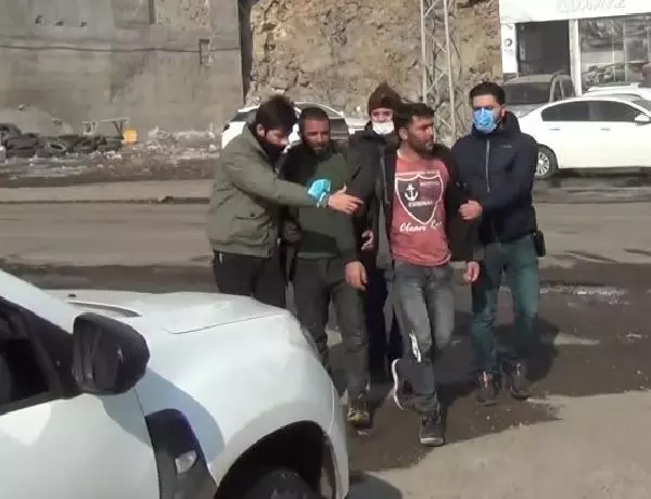 Kars'ta 15 kaçak göçmen yakalandı, üzerlerinden sahte yol izin belgesi çıktı