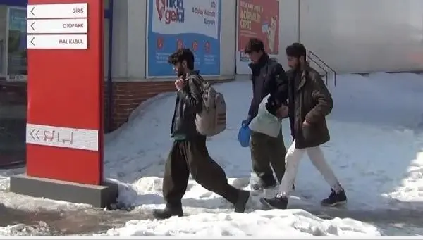Kars'ta 15 kaçak göçmen yakalandı, üzerlerinden sahte yol izin belgesi çıktı
