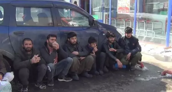 Kars'ta 15 kaçak göçmen yakalandı, üzerlerinden sahte yol izin belgesi çıktı