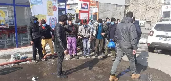 Kars'ta 15 kaçak göçmen yakalandı, üzerlerinden sahte yol izin belgesi çıktı