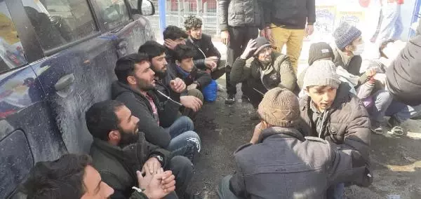 Kars'ta 15 kaçak göçmen yakalandı, üzerlerinden sahte yol izin belgesi çıktı