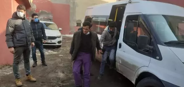 Kars'ta 15 kaçak göçmen yakalandı, üzerlerinden sahte yol izin belgesi çıktı