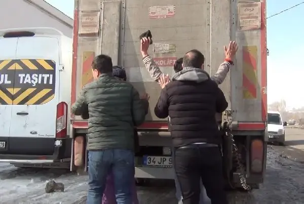 Kars'ta 15 kaçak göçmen yakalandı, üzerlerinden sahte yol izin belgesi çıktı