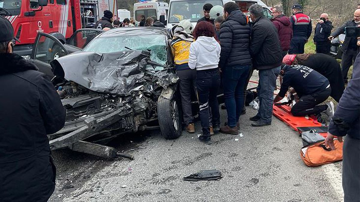Otomobil ile kamyonun çarpıştığı feci kazada can pazarı: 2 ölü, 2 yaralı
