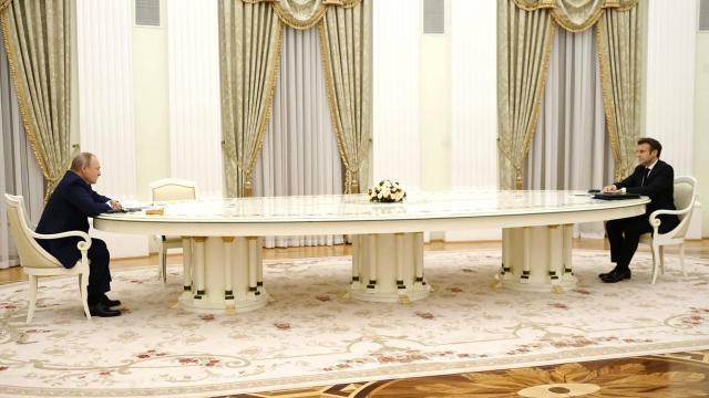 Putin ve Scholz görüştü! Macron'un alay konusu olduğu masada bu kez Alman Başbakanı var