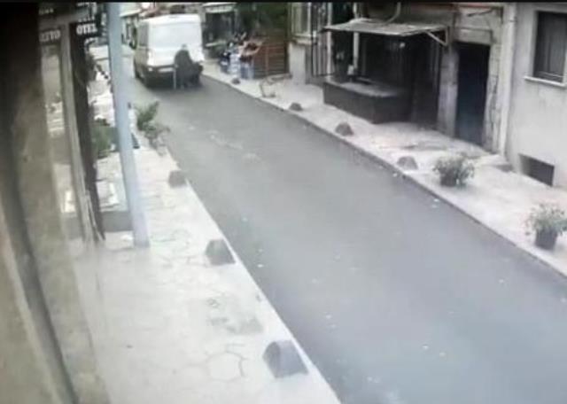 Taksim'de dehşet anları kamerada! 70 yaşındaki kadın minibüsün altında kaldı