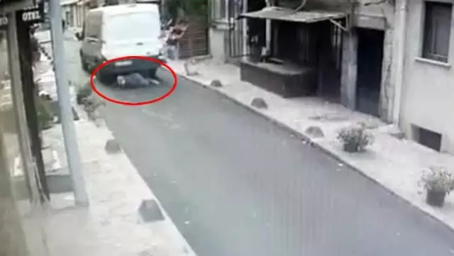 Taksim'de dehşet anları kamerada! 70 yaşındaki kadın minibüsün altında kaldı