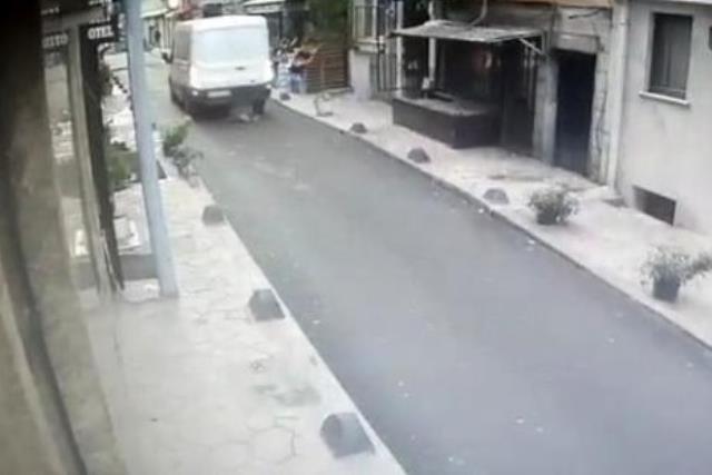 Taksim'de dehşet anları kamerada! 70 yaşındaki kadın minibüsün altında kaldı