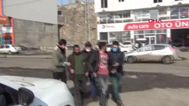 Kars'ta 15 kaçak göçmen yakalandı, üzerlerinden sahte yol izin belgesi çıktı