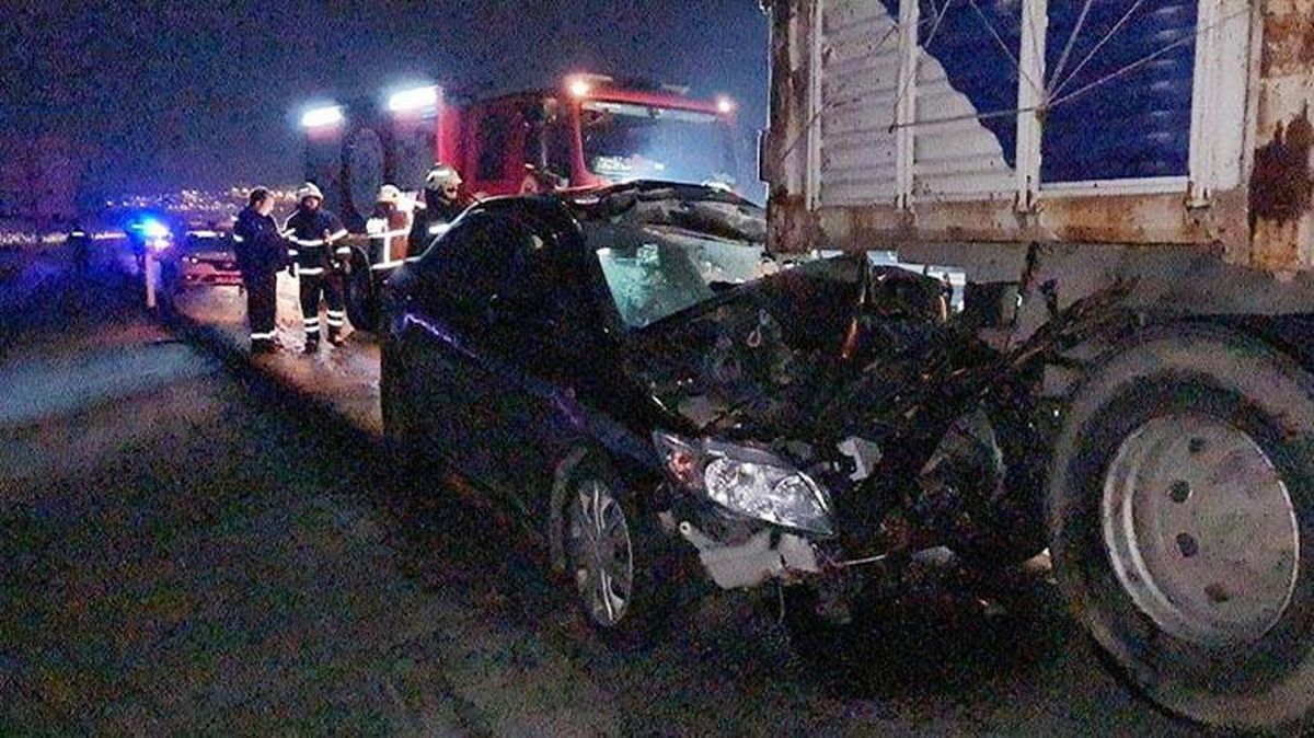 Arkadan çarptığı kamyona saplanan otomobil 65 metre sürüklendi! Sürücü ağır yaralandı