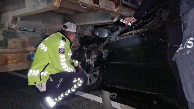 Arkadan çarptığı kamyona saplanan otomobil 65 metre sürüklendi! Sürücü ağır yaralandı