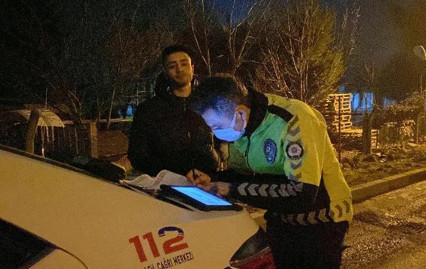 Ehliyetsiz sürücü polise ağabeyinin kimliğini verdi, 4 bin TL ceza yedi