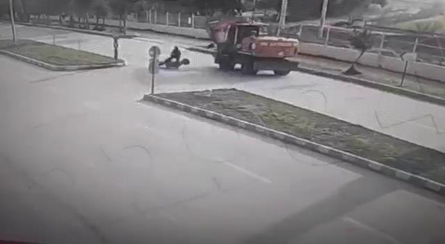Feci ölüm! İş makinesinin altında kalan motosiklet sürücüsü hayatını kaybetti