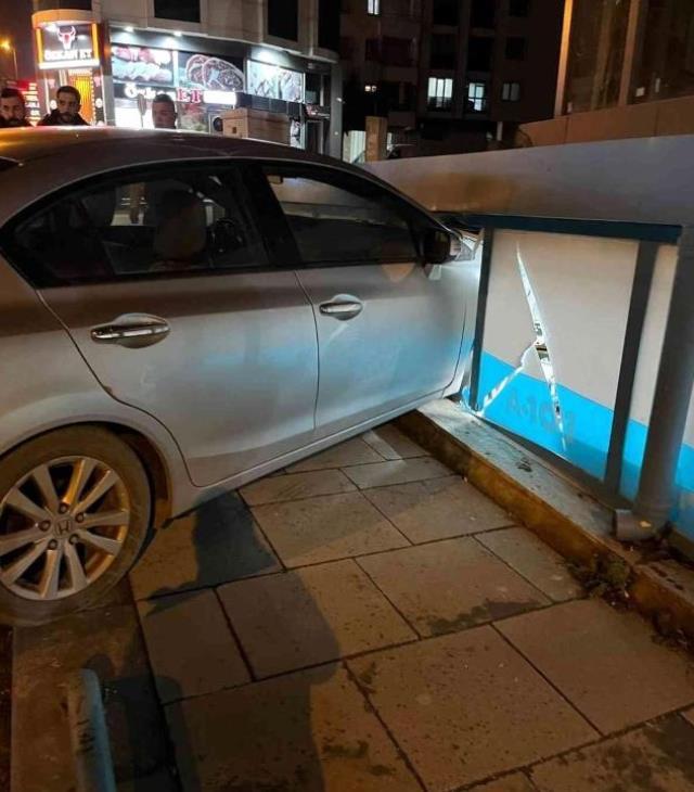 Fren yerine gaza basan sürücü markete daldı! O anlar saniye saniye kamerada